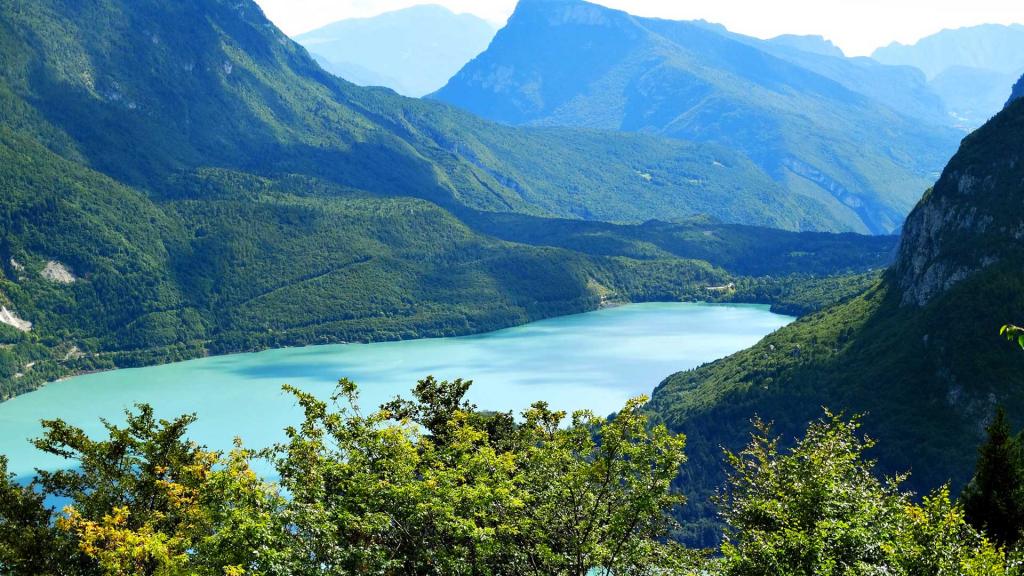 Lago-di-Molveno-in-estate Hotel-Stella-Alpina-Andalo